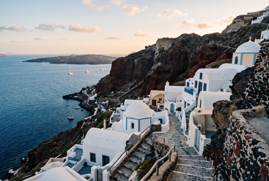 Como as casas de Santorini se adaptaram à paisagem vulcânica?