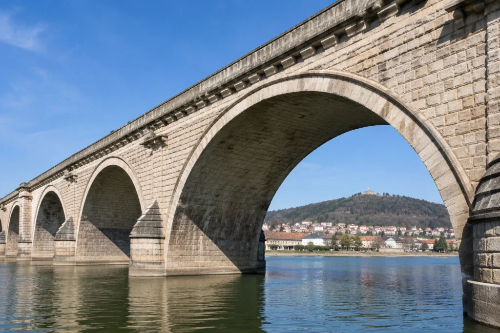 Por que os arcos conseguem sustentar construções tão pesadas?